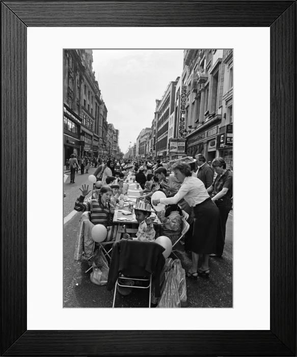 Framed Print : The Oxford Street Association staged a party for over 5000 children ahead of the Royal