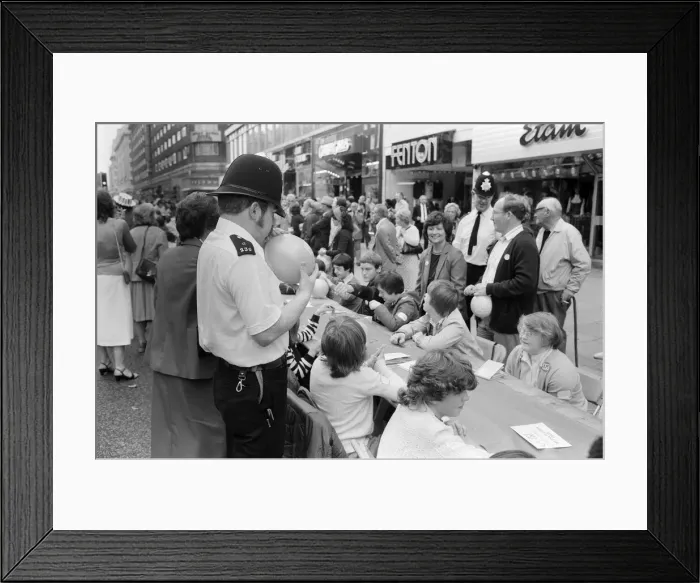 Framed Print : The Oxford Street Association staged a party for over 5000 children ahead of the Royal Framed Print : The Oxford Street Association staged a party for over 5000 children ahead of the Royal