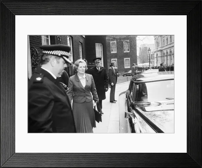 Framed Print : Margaret Thatcher enters Number 10 Downing Street after her historic election victory Framed Print : Margaret Thatcher enters Number 10 Downing Street after her historic election victory