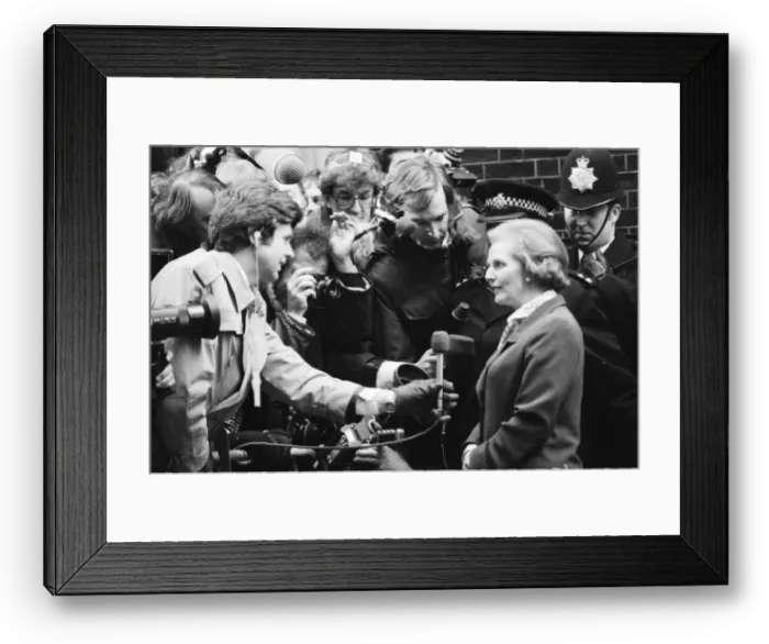 Framed Print : Margaret Thatcher enters Number 10 Downing Street after her historic election victory Framed Print : Margaret Thatcher enters Number 10 Downing Street after her historic election victory