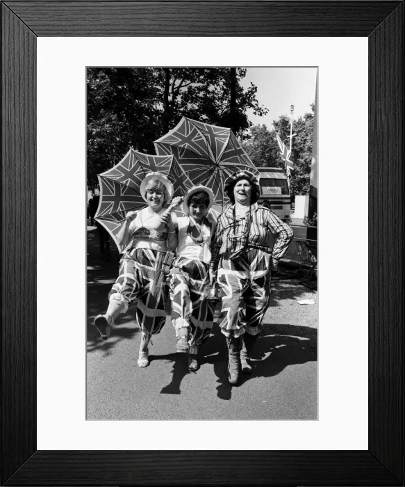 Framed Print : Hundreds of would-be Royal watchers started settling down in front of the Victoria