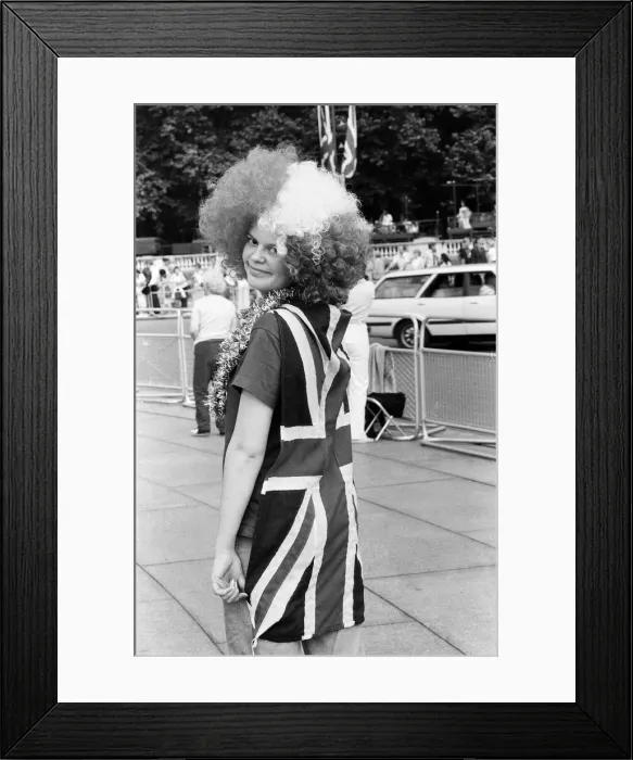 Framed Print : Hundreds of would-be Royal watchers started settling down in front of the Victoria
