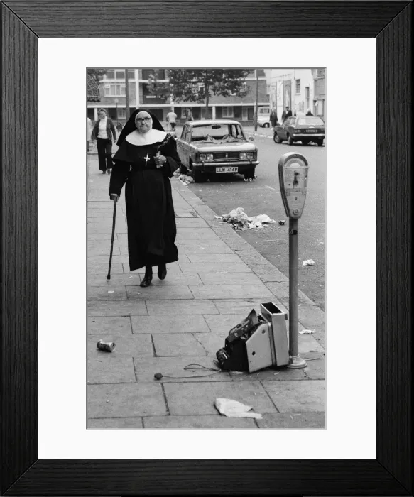 Framed Print : Cleaning-up began in the streets of Notting Hill after monday nights rioting following