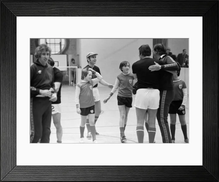 Framed Print : Elton John opens Jubilee Hall Recreation Centre in Covent Garden, London Framed Print : Elton John opens Jubilee Hall Recreation Centre in Covent Garden, London