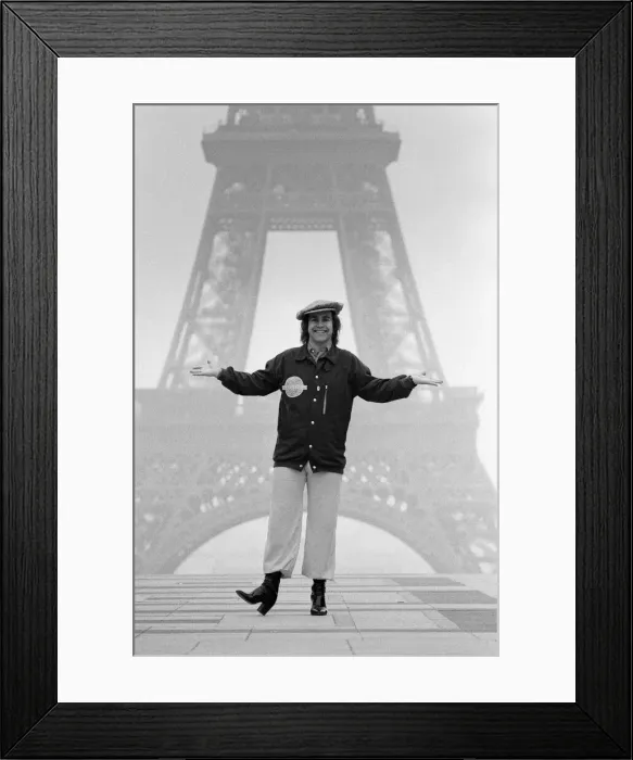 Framed Print : Elton John pictured in Paris in front of the Eiffel Tower Framed Print : Elton John pictured in Paris in front of the Eiffel Tower