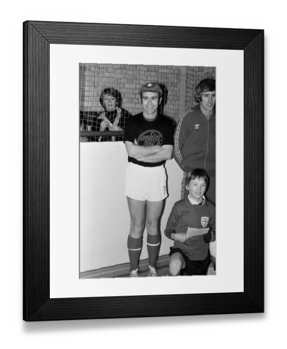 Framed Print : Elton John opens Jubilee Hall Recreation Centre in Covent Garden, London Framed Print : Elton John opens Jubilee Hall Recreation Centre in Covent Garden, London