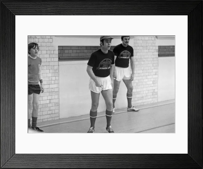 Framed Print : Elton John opens Jubilee Hall Recreation Centre in Covent Garden, London Framed Print : Elton John opens Jubilee Hall Recreation Centre in Covent Garden, London