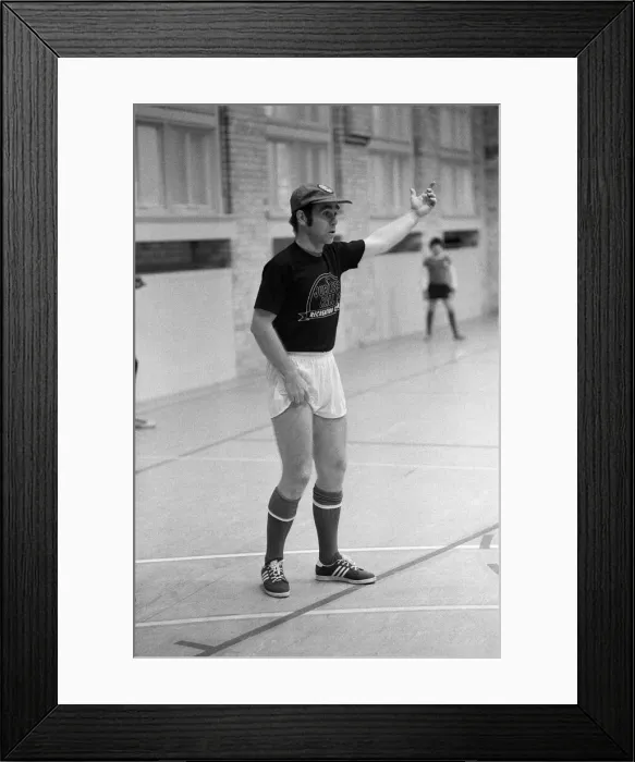 Framed Print : Elton John opens Jubilee Hall Recreation Centre in Covent Garden, London Framed Print : Elton John opens Jubilee Hall Recreation Centre in Covent Garden, London