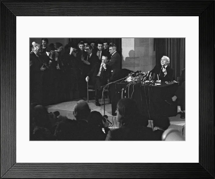 Framed Print : Harold Wilson (1916-1995) announces his resignation as Prime Minister during a press Framed Print : Harold Wilson (1916-1995) announces his resignation as Prime Minister during a press