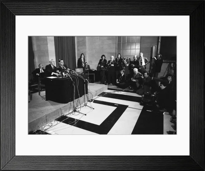 Framed Print : Harold Wilson (1916-1995) announces his resignation as Prime Minister during a press Framed Print : Harold Wilson (1916-1995) announces his resignation as Prime Minister during a press