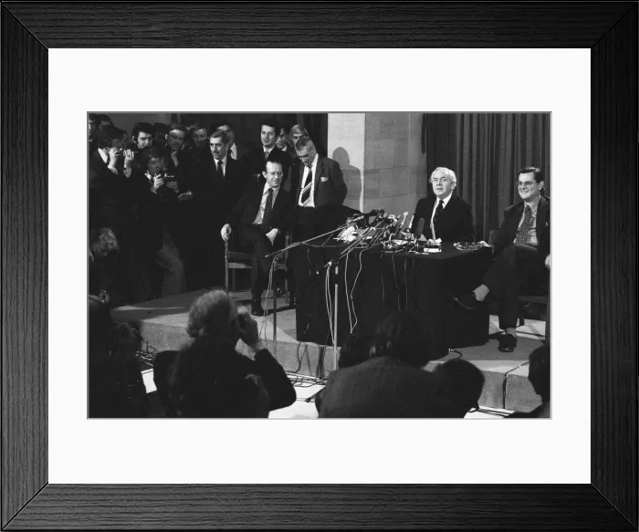 Framed Print : Harold Wilson (1916-1995) announces his resignation as Prime Minister during a press Framed Print : Harold Wilson (1916-1995) announces his resignation as Prime Minister during a press