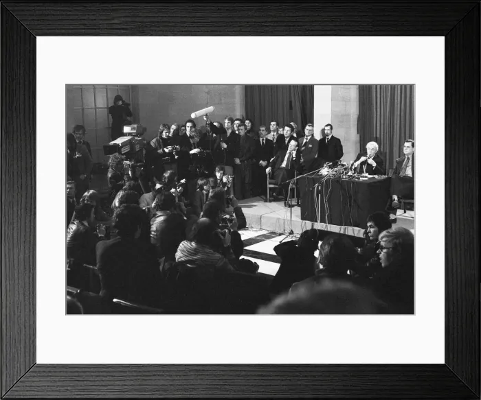 Framed Print : Harold Wilson (1916-1995) announces his resignation as Prime Minister during a press
