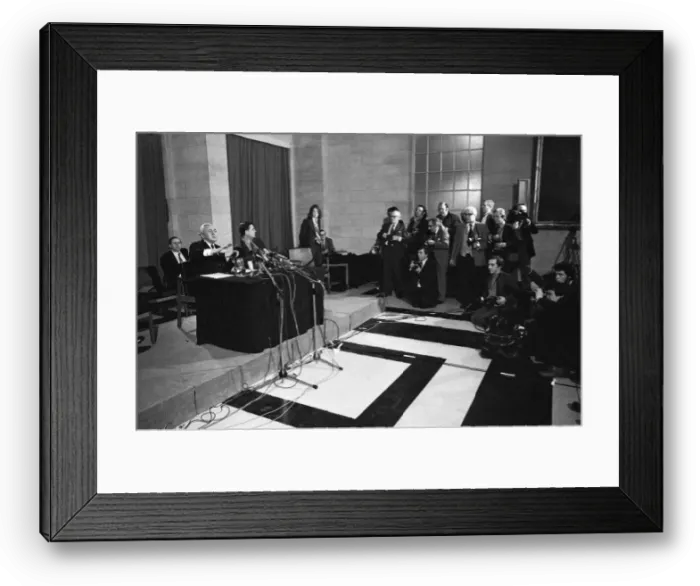 Framed Print : Harold Wilson (1916-1995) announces his resignation as Prime Minister during a press Framed Print : Harold Wilson (1916-1995) announces his resignation as Prime Minister during a press