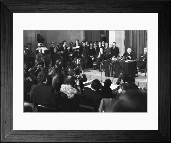 Framed Print : Harold Wilson (1916-1995) announces his resignation as Prime Minister during a press