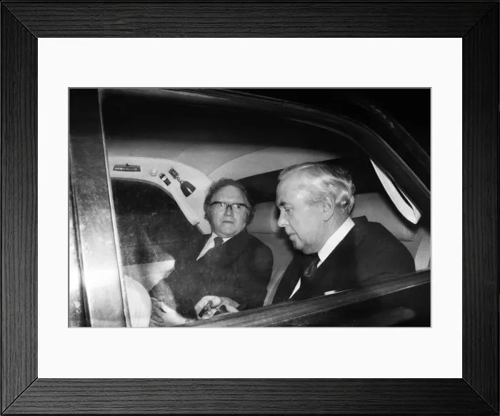 Framed Print : Harold Wilson (1916-1995) leaving 10 Downing Street after announcing his resignation as Framed Print : Harold Wilson (1916-1995) leaving 10 Downing Street after announcing his resignation as