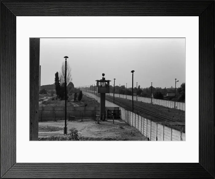 Framed Print : Views of the Berlin Wall, Germany. 7th August 1986 Framed Print : Views of the Berlin Wall, Germany. 7th August 1986