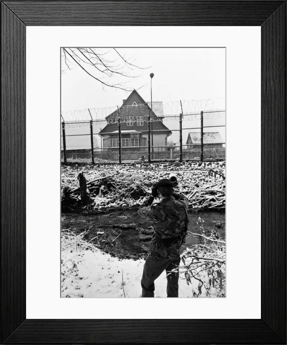 Framed Print : British troops patrolling the Berlin Wall between East and West Germany Framed Print : British troops patrolling the Berlin Wall between East and West Germany
