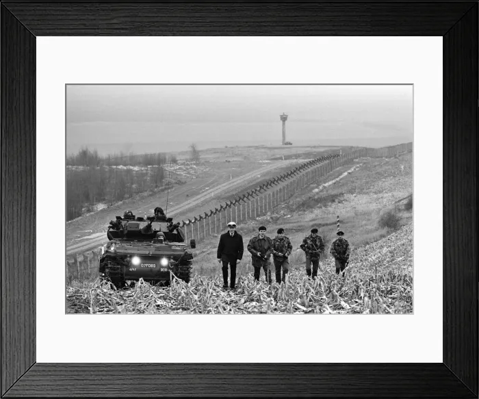 Framed Print : British troops patrolling the Berlin Wall between East and West Germany Framed Print : British troops patrolling the Berlin Wall between East and West Germany