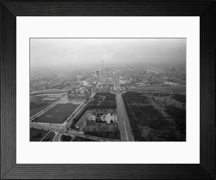 Framed Print : Aerial views of the Brandenburg Gate. 13th December 1979 Framed Print : Aerial views of the Brandenburg Gate. 13th December 1979