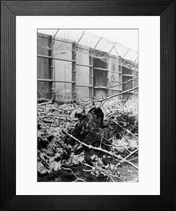 Framed Print : British troops patrolling the Berlin Wall between East and West Germany Framed Print : British troops patrolling the Berlin Wall between East and West Germany