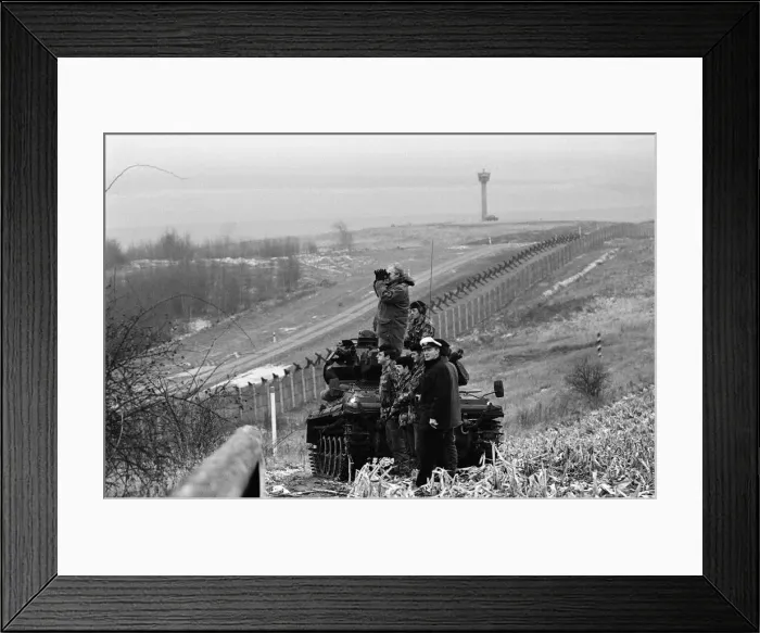 Framed Print : British troops patrolling the Berlin Wall between East and West Germany Framed Print : British troops patrolling the Berlin Wall between East and West Germany