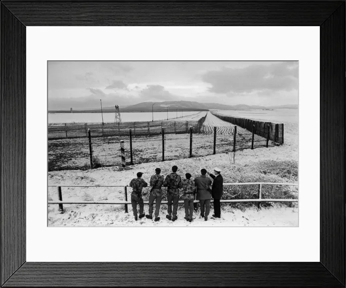 Framed Print : British troops patrolling the Berlin Wall between East and West Germany Framed Print : British troops patrolling the Berlin Wall between East and West Germany