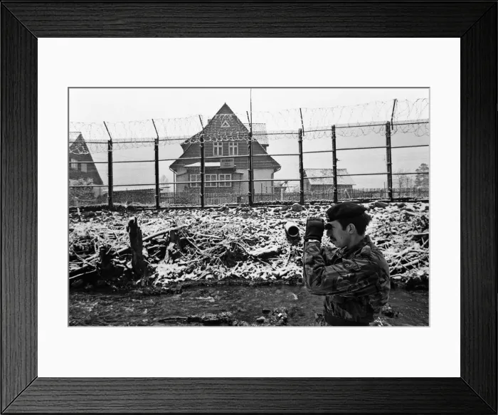 Framed Print : British troops patrolling the Berlin Wall between East and West Germany Framed Print : British troops patrolling the Berlin Wall between East and West Germany