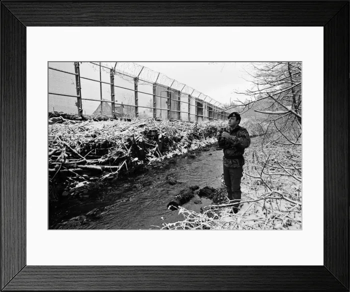 Framed Print : British troops patrolling the Berlin Wall between East and West Germany Framed Print : British troops patrolling the Berlin Wall between East and West Germany