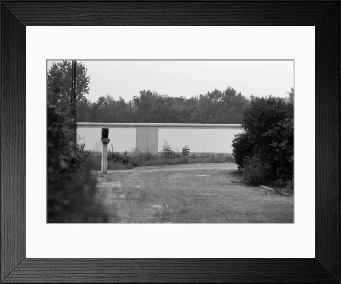 Framed Print : The Berlin Wall. Pictured is the spotless East wall. 6th August 1984 Framed Print : The Berlin Wall. Pictured is the spotless East wall. 6th August 1984