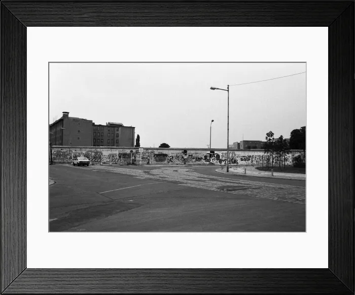 Framed Print : The Berlin Wall. Pictured is the West wall, covered in graffiti. 6th August 1984