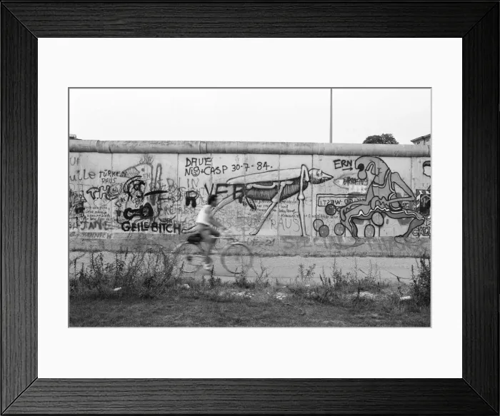 Framed Print : The Berlin Wall. Pictured is the West wall, covered in graffiti. 6th August 1984 Framed Print : The Berlin Wall. Pictured is the West wall, covered in graffiti. 6th August 1984