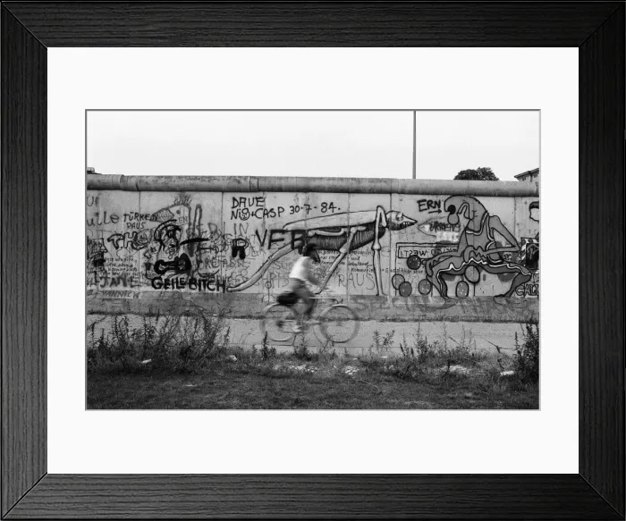 Framed Print : The Berlin Wall. Pictured is the West wall, covered in graffiti. 6th August 1984 Framed Print : The Berlin Wall. Pictured is the West wall, covered in graffiti. 6th August 1984