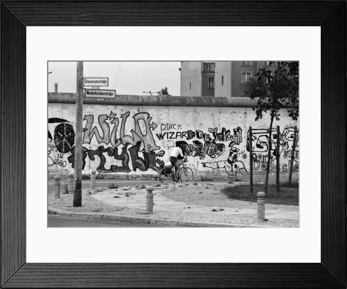 Framed Print : The Berlin Wall. Pictured is the West wall, covered in graffiti. 6th August 1984