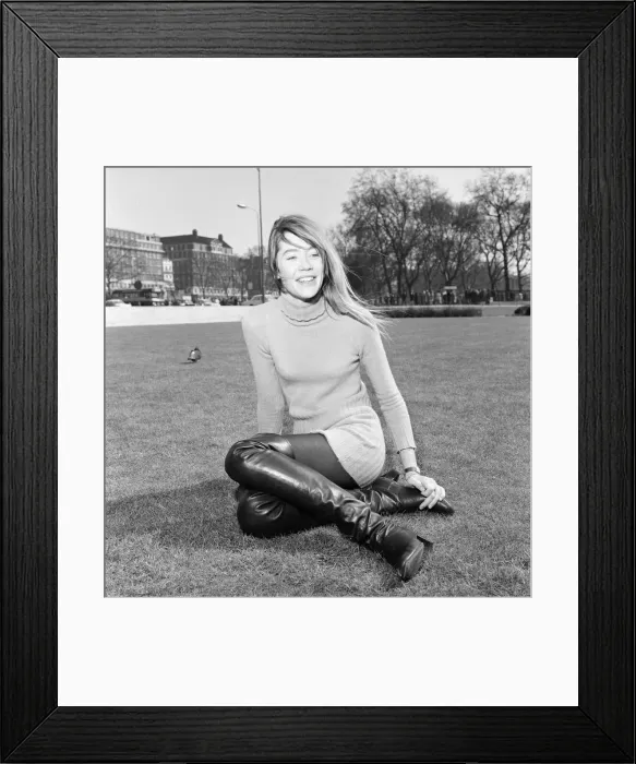 Framed Print : Francoise Hardy, french singer relaxes in the spring sunshine, Hyde Park, London