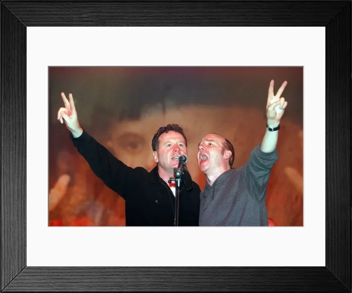 Framed Print : Jim Kerr of Simple Minds and Midge Ure May 1999 sing at the finale of the Scotland Rocks Framed Print : Jim Kerr of Simple Minds and Midge Ure May 1999 sing at the finale of the Scotland Rocks