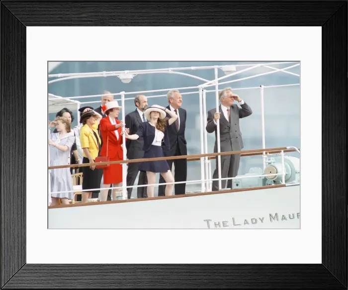 Framed Print : Former Conservative politician Chris Patten, who lost his Bath seat in the 1992 General Framed Print : Former Conservative politician Chris Patten, who lost his Bath seat in the 1992 General