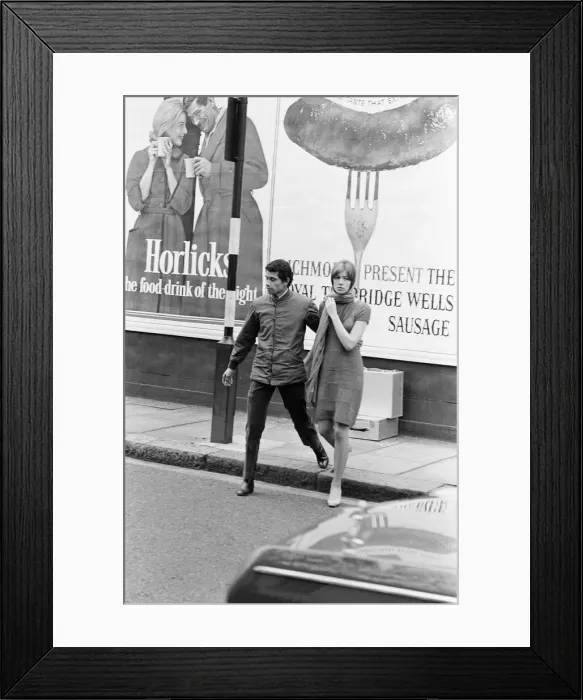 Framed Print : Francoise Hardy, french singer, filming on Exhibition Road in London, 11th October 1965
