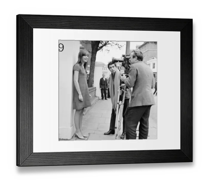 Framed Print : Francoise Hardy, french singer, filming on Exhibition Road in London, 11th October 1965