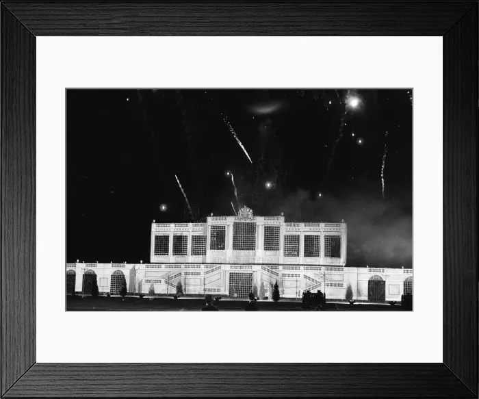 Framed Print : The firework show watched by half a million people in Londons Hyde Park Framed Print : The firework show watched by half a million people in Londons Hyde Park