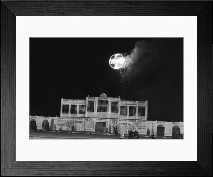 Framed Print : The firework show watched by half a million people in Londons Hyde Park Framed Print : The firework show watched by half a million people in Londons Hyde Park