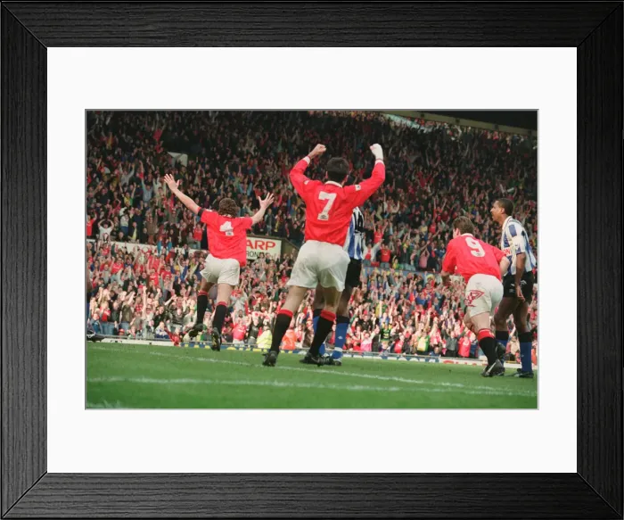 Framed Print : Steve Bruce, (wearing the number 4 shirt) celebrates the 96th minute winner for Framed Print : Steve Bruce, (wearing the number 4 shirt) celebrates the 96th minute winner for