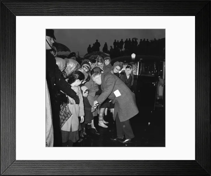 Framed Print : Prime Minister Harold Wilson (1916 - 1995) speaks to a young member of the crowd whilst Framed Print : Prime Minister Harold Wilson (1916 - 1995) speaks to a young member of the crowd whilst