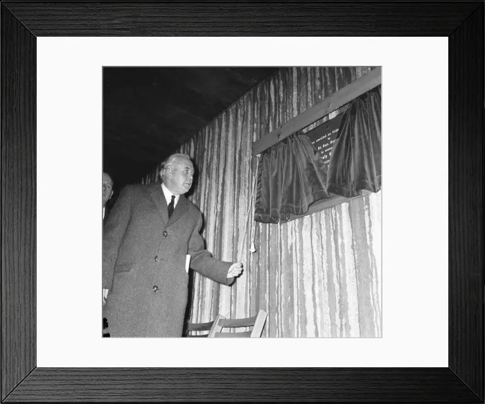 Framed Print : Prime Minister Harold Wilson (1916 - 1995) unveils a plaque to Ellen Cicely Wilkinson