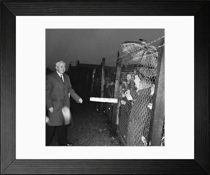 Framed Print : Prime Minister Harold Wilson (1916 - 1995) meets well-wishers whilst visiting Hebburn Framed Print : Prime Minister Harold Wilson (1916 - 1995) meets well-wishers whilst visiting Hebburn