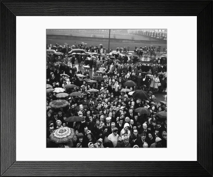 Framed Print : Crowds gather in the rain to catch a glimpse of Prime Minister Harold Wilson (1916 - 1995 Framed Print : Crowds gather in the rain to catch a glimpse of Prime Minister Harold Wilson (1916 - 1995