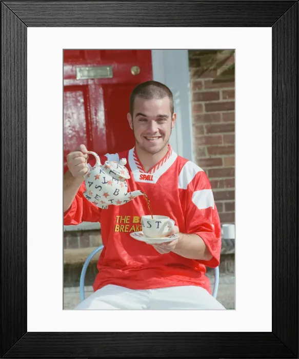 Framed Print : Robbie Williams appearing on The Big Breakfast'Morning TV show Framed Print : Robbie Williams appearing on The Big Breakfast'Morning TV show