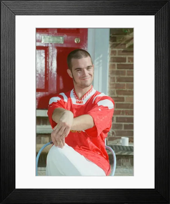 Framed Print : Robbie Williams appearing on The Big Breakfast'Morning TV show Framed Print : Robbie Williams appearing on The Big Breakfast'Morning TV show