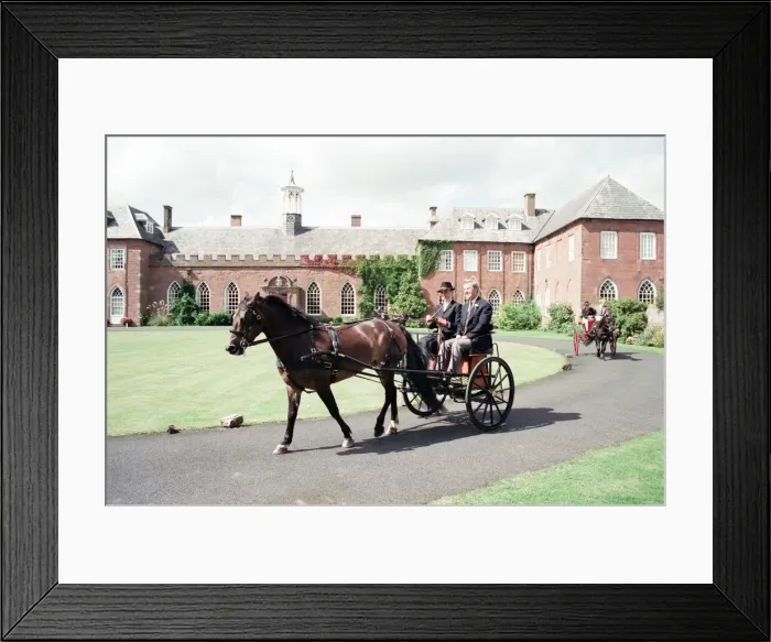 Framed Print : Judges in horse-drawn carriages view the village of Hartlebury, Worcestershire