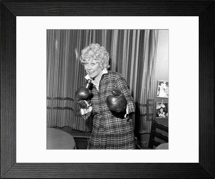 Framed Print : Liz Dawn aka Vera Duckworth of Coronation Street fame will be wearing boxing gloves