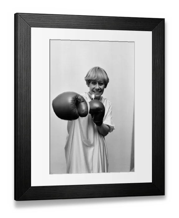 Framed Print : Liz Dawn aka Vera Duckworth of Coronation Street fame wearing boxing gloves. 7th May 1982 Framed Print : Liz Dawn aka Vera Duckworth of Coronation Street fame wearing boxing gloves. 7th May 1982